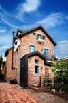 Blue windows 컨트리스타일 주택 by 국민대학교 컨트리 | House styles, House design, Brick building