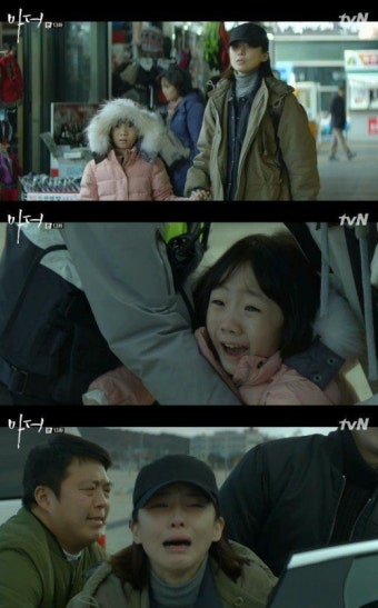 [TV리포트 = 이혜미 기자] 이보영 허율 모녀가 무사히 밀항선에 오를 수... 7일 방송된 tvN ‘마더’에선 수진(이보영) 혜나(허율) 모녀의 밀항기가...