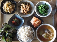 2013년 1월 3일 목요일 오늘의 슬로비 밥상은 버섯 순두부 찌개... 낙지젓, 김치, 현미밥, 아파드레싱 샐러드 후식으로 생 민트 차와 아메리카노가... 