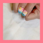 🎨 ⠀ 여름파스텔컬러 알록달록하게 바르고 ⠀ 엄지만 트로피칼느낌으로 아트넣기 🦜💗 조명에 반사되서  플라밍고와 노을느... 