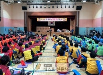 문경시는 문경시노인대학연합회(회장 배타선)주관으로 지난 4월 24일(수) 문경읍 문화체육센터에서 문경시 8개 노인대학 어르신 700여명이... 