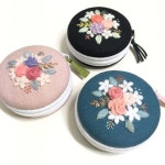 #1월14일 #공지천 #라온마켓 #꽃보다자수 #embroidery #프랑스자수 #마카롱 #파우치 | 손 자수 스티치, 손 자수 패턴, 자수