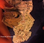 Hey girls ! Wanna see more ? Follow me @Theylovecyn_ | 돈 뭉치, 돈