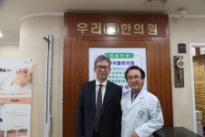 오풍연 작가, 논설위원 우리들한의원 방문  오풍연기자, 작가님은... 대경대 교수님입니다. 우리들한의원에 방문하여 주셔서 감사… | 작가, 행복한