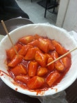 Spicy Korean Rice Cakes.... one of my fondest memories is getting this on the street in Korea:) | 길거리 음식, 다이어트 음식, 음식