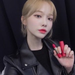 3컬러#157 #388 #507 호는 립스틱 컬러와 같은 케이스에 제작되어 한정판매 된다고 해요 저는 388호 발랐는데 마치 얼굴에 형광등 반짝 켜진... 