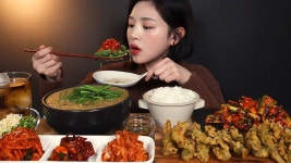 SUB)추워진 날씨에 뜨끈뜨끈 추어탕 먹방 🍲 추어튀김 가오리무침까지 리얼사운드 chueotang chueo twigim mukbang ASMR - YouTube... 