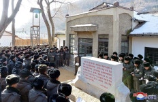 전국청소년학생들의 백두산밀영고향집에로의 답사행군 진행