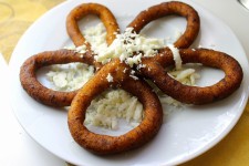 Mandocas: receta de rosquitas de plátano con queso blanco | Platano con queso, Mandocas, Plátanos fritos