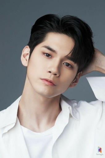 ONG SEONG-WU (옹성우)에 있는 вαєкнуυи'ѕ ℓİgнт ЄꉧO-¹⁴⁸⁵ ᴅᴏɴ님의 핀 | 한국식 헤어, 남자 머리, 남자 짧은...
