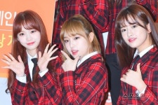 [스포츠한국 김봉진 기자] 아이즈원 김채원 최예나 안유진이 3일 오전 경기 안성시 죽산면 한겨레중고등학교에서 진행된 교복 후원식에 참석하고... 