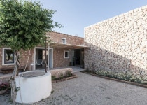 통해 아트 스튜디오로 변신 Munarq transforms an old farmhouse into an art studio and gallery in Mallorca | 석조 주택, 건축, 농장