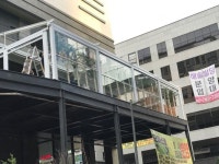 야외테라스가 있는 원주 실내롤러장 나이스롤러 전동 펜스월 | 유리 벽, 생각