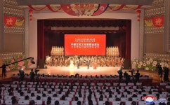 조중예술인들의 합동공연 진행