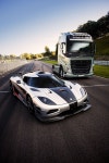 Volvo Trucks vs Koenigsegg One:1 - Il video | 자동차, 슈퍼카, 차