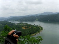 믿기지 않을 정도로 시원하고 탁트인 풍경을 자랑하는 곳이다. 신선이 장기를 두며 놀던곳이라 하여 신선봉이라 불리우는데 산 아래에는 신…