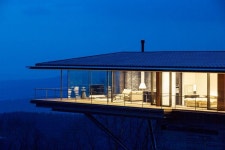 야츠가타케 산의 풍부한 자연환경은 캔틸레버 하우스를 디자인하는 주요한 인자로 사용되며 경사지를 이용한 극적인 건축환경을... 