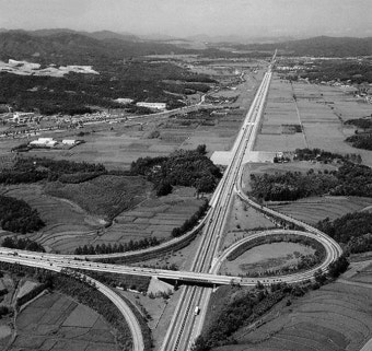 1968년 경부고속도로 건설 경부고속도로(京釜高速道路)는 박정희 대통령에게 근대화의 상징이자 경제개발의... | George...