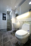 동작구 본동 한신휴플러스 아파트 인테리어 모던스타일 욕실 by designcolors 모던 | Bathroom, Toilet