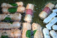 광명전통시장의 맛집 부산즉석어묵입니다.   바쁠땐 이것저것 차려 먹기 힘들때 한끼 식사용으로 거뜬한 먹음직스런 [핫바]입니다.   핫바... 