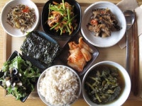 2013년 1월 16일 수요일 오늘의 슬로비 밥상입니다. 구수한 시래기 된장국 꼬막과 미나리의 조합! 꼬막 미나리 무침, 마른 가지 볶음과... 