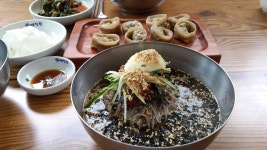 백운호수 동해막국수입니다. 지인과함께 갔습니다. 양념이 강하지 않은것이 좋네요.^&^