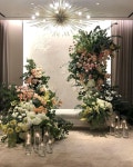M FLOWER on Instagram: “2021 JW 메리어트호텔 서울... jwmarriottseoul #메리어ᄐ… | 결혼식 꽃꽂이, 결혼식 장식, 웨딩 아치