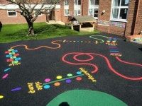 interesting way to "decorate" the ground of a playground | 어린이집 놀이터, 놀이터 그림, 체육 교육