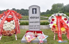 어머니당의 품속에서 영생하는 전사들의 삶 -신미리애국렬사릉에 렬사들의 유해 새로 안치-