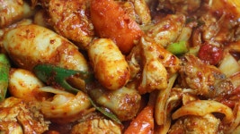 고구마와 치즈 떡볶이를 넣어 온 가족이 즐길 수 있게 만들었습니다. 제 요리에는 대부분 청양고추가 들어갑니다. 매콤한 맛을 즐겨 보세요... 