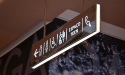Village Mall - Wayfinding - CLA Programação Visual - Creative Director: Cynthia Araujo - Designer: Raphael Imenes | 표지판, 사인... 