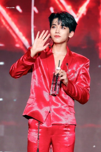 Pin by Dᴏʟʏɴ Rᴏsᴇ́ on Omega X | 오메가엑스 | Seoul music awards, Jacket style, Fashion
