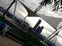 멀리 한강 건너 용산의 거대한 빌딩과 아파트 밀집 그리고 동호대교가 보인다 | 아파트