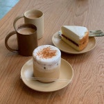 . 엄마랑 아부지랑 제주에서 갔던 카페 중에서 가장 다정했던 곳 ! 동네 강아지가 카페 안에 들어와서 자고 먹고 가도록 하고 , 맛있는 커피랑... 