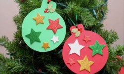 Hand made paper Christmas ball ornaments :) | 크리스마스 카드, 어린이를 위한 공예, 크리스마스 트리