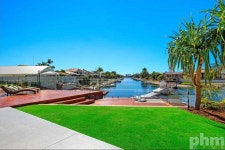 뒤뜰이 강가라고? 개인 보트를 타고 다니는 호주 골드코스트 강가 주택 | 호주 주택, 집, 리조트