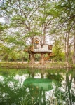 Chapelle at Treehouse Utopia  overlooks the river | 정원꾸미기
