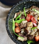 곧 반가운 가족들이 모여 시끌벅적 행복한 시간 보내겠지요?  추석 건강밥상에 어울리는 갈비찜을 소개해드려요. 콩고기 갈비찜은 건강하지... 