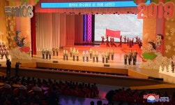 학생소년들의 주체108(2019)년 설맞이공연 《축복의 설눈아 내려라》 진행