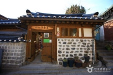 Gahoe Museum (가회민화박물관) (Seúl) (With images) | Korea tourism, Tourism, Outdoor decor