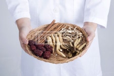 말린, 식물, 산야초, 한의학, 치료, 한의원, 한의사, 의사, 양손, 담고있는, 들고있는, 잡고있는, 받치고있는… - 2023 | 음식 사진, 감초, 전통차