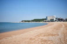 [인천 용유도 모텔촌]을왕리 해수욕장,인천국제공항 근처 모텔/호텔 숙박시설 | Country roads, Outdoor, Beach