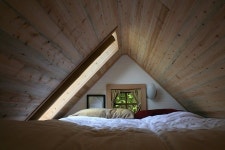 myidealhome: attic bed in a nook (via Brittany’s Bayside Bungalow on picasa) | 집, 다락