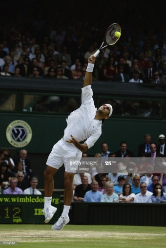 Roger Federer of Switzerland serves against Mark Philippoussis of... | Wimbledon, Roger federer, Actualité
