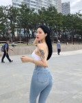 이미지: 사람 1명 이상, 사람들이 서 있음, 신발, 어린이, 실외(이미지 포함) | 패션, 여자 패션, 바지
