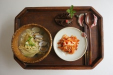 칼국수 한그릇 도자기에 잘 담아~~~^^ | 점심, 도자기, 초록