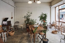 #송리단길#카페마달#Madal 공간을 발견하고 카페를 열 생각으로 유럽 각지에서 공수한 빈티지 가구를 채워 넣은 뒤 시각적으로 예쁜 폰트와... 