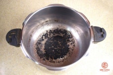 새까맣게 탄 냄비도 새것처럼 되살리는 초간단 비법 | Kitchen aid mixer, Kitchen, Kitchen appliances