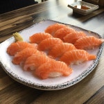 또먹고싶다 . . #연어#연어초밥#초밥#초밥쟁이#여우골#홍대#맛집 | 음식, 연어 초밥, 요리