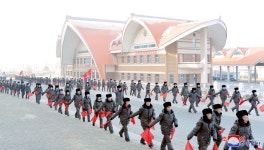 전국청소년학생들의 백두산밀영고향집에로의 답사행군대 혜산 출발